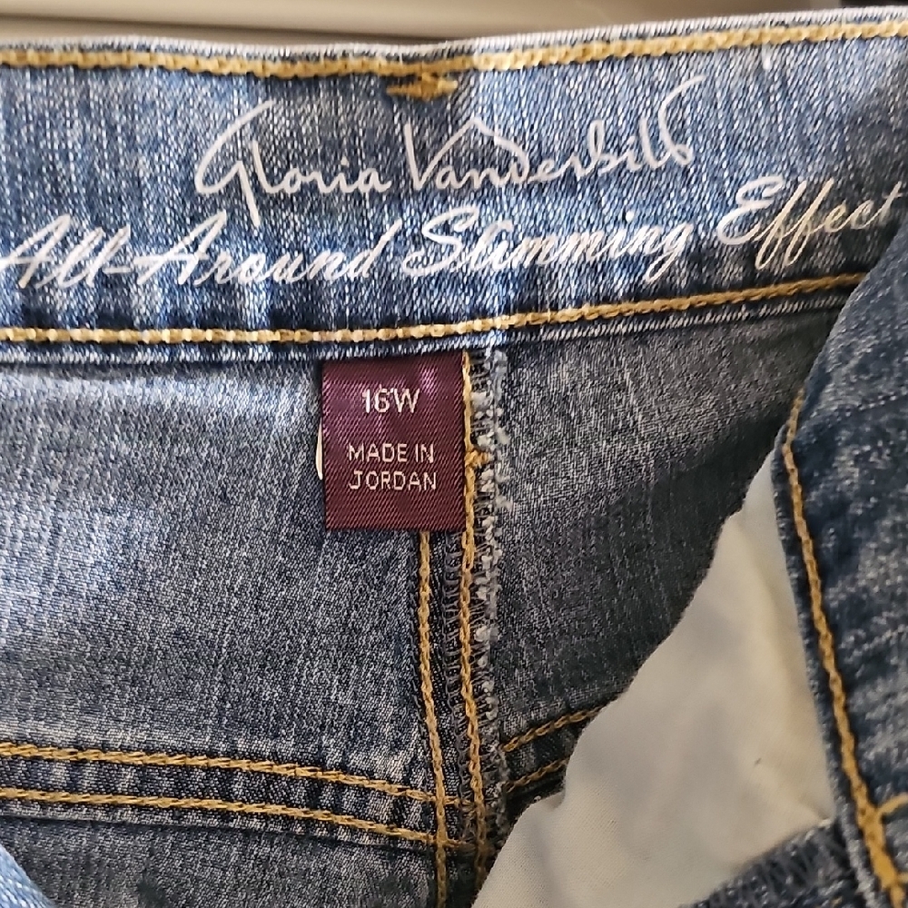 Gloria Vanderbilt Capris - Picture 2 of 3
